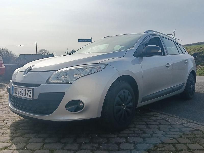 Gebraucht Renault Mégane III 110 PS (80 kW) 2011 Silber Limousine