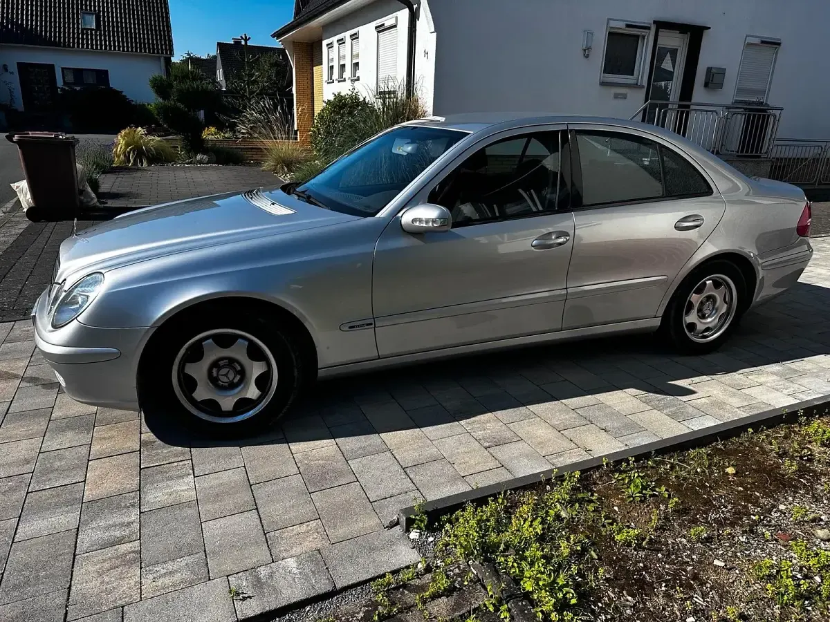 Gebraucht Mercedes E240 177 PS (130 kW) 2002 Silber Limousine