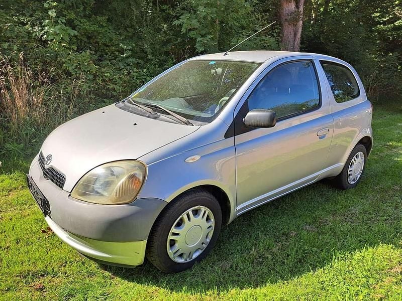 Silber Gebraucht 1999 Toyota Yaris Sol Limousine | 2.000 € (Etwas zu teuer) - Bild 1/4
