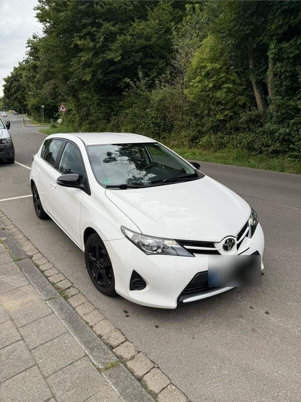 Weiß Gebraucht 2013 Toyota Auris Kleinwagen | 7.399 € - Bild 1/4