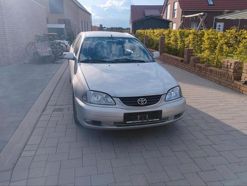 Silber Gebraucht 2002 Toyota Avensis Limousine | 1.900 € (Fairer Preis) - Bild 1/4