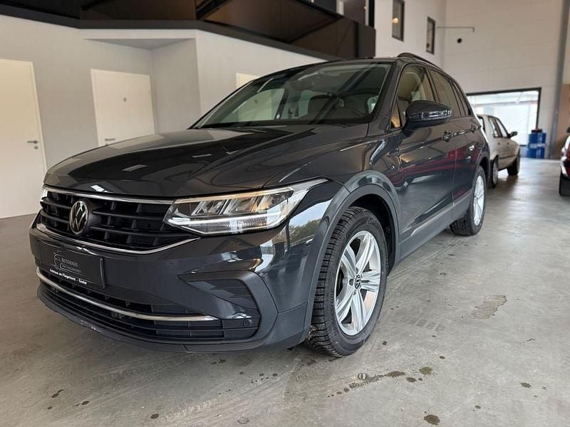 Grau Gebraucht 2022 VW Tiguan Life SUV | 24.450 € (Guter Preis) - Bild 1/4