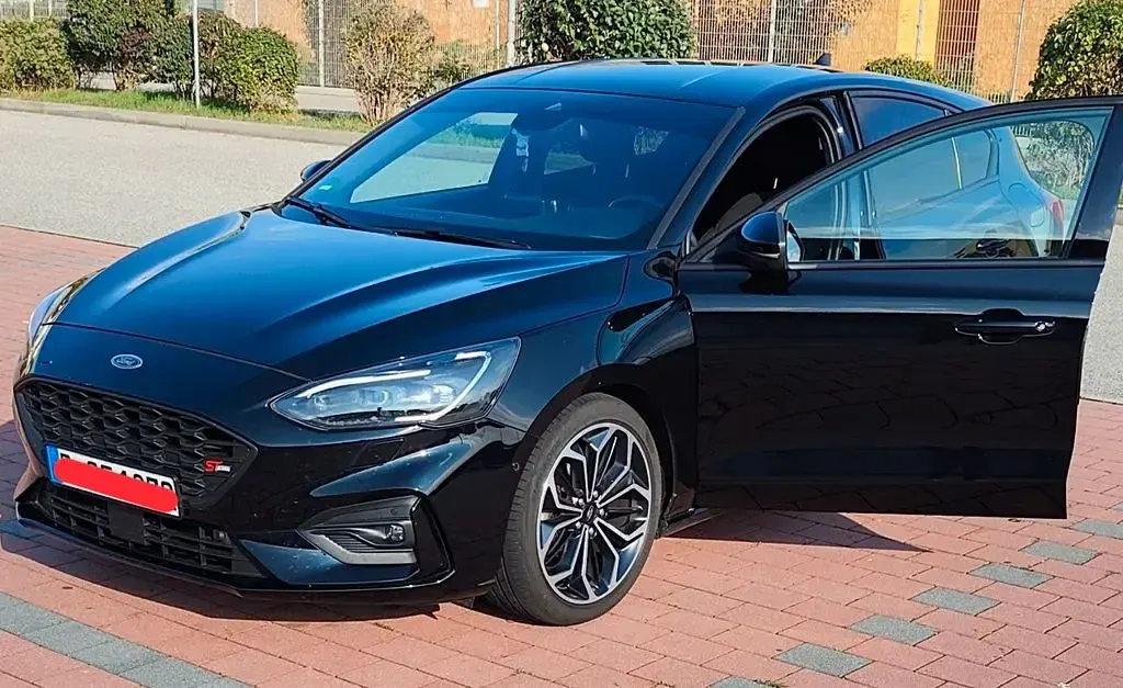 Używany Ford Focus ST-Line 125 KM (91 kW) 2018 Czarny Sedan/Limuzyna