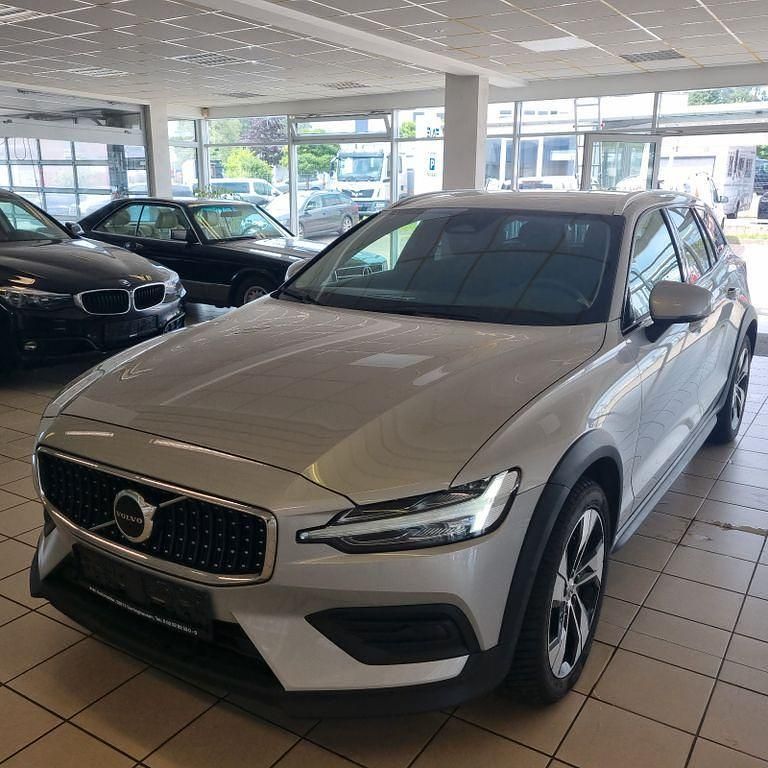 Silber Gebraucht 2023 Volvo V60 CC Plus Kombi | 30.900 € (Superpreis) - Bild 1/4