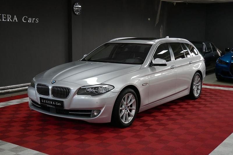 Silber Gebraucht 2012 BMW 525 Comfort Edition Kombi | 11.990 € (Fairer Preis) - Bild 1/4