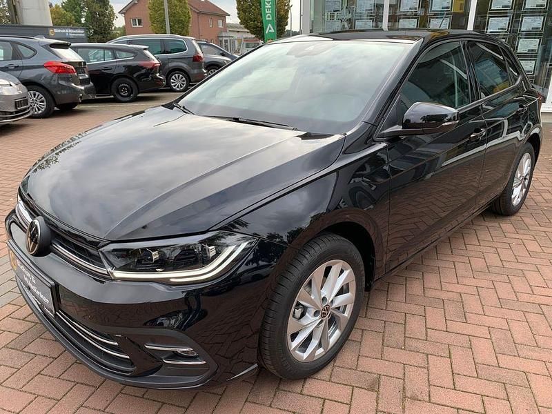 Gebraucht VW Polo Style 95 PS (69 kW) 2023 Deep black perleffekt (metallic) Limousine