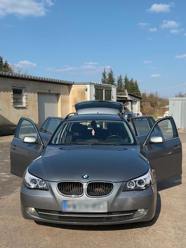 Gebraucht BMW 525 198 PS (145 kW) 2007 Grau Kombi