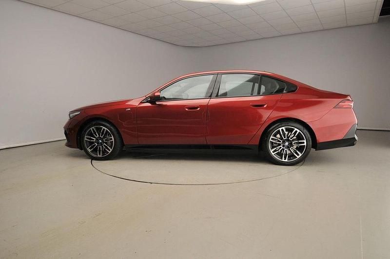 Gebraucht BMW 550e M Sport 489 PS (359 kW) 2025 Rot Limousine