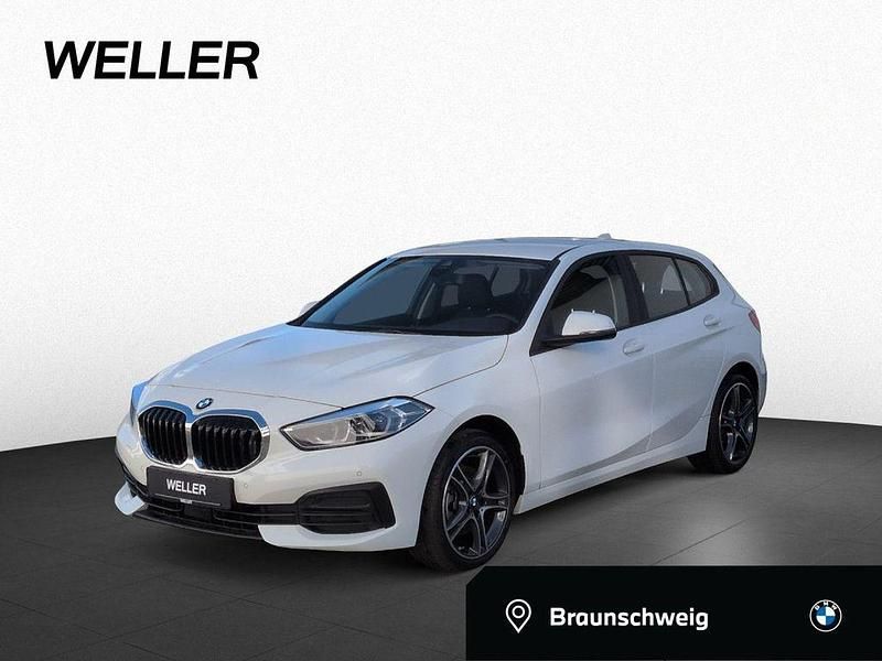 Alpinweiss iii (weiß) Gebraucht 2022 BMW 118 Advantage Kleinwagen | 20.480 € (Guter Preis) - Bild 1/4