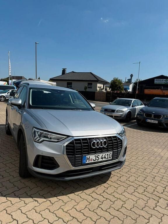 Grau Gebraucht 2020 Audi Q3 SUV | 25.999 € (Guter Preis) - Bild 1/4