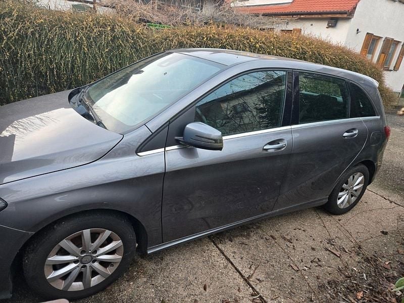 Gebraucht Mercedes B180 109 PS (80 kW) 2016 Grau Van / Kleinbus