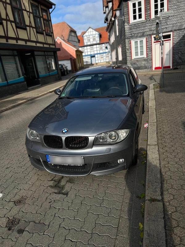 Grau Gebraucht 2009 BMW 118 Kleinwagen | 4.800 € (Fairer Preis) - Bild 1/4