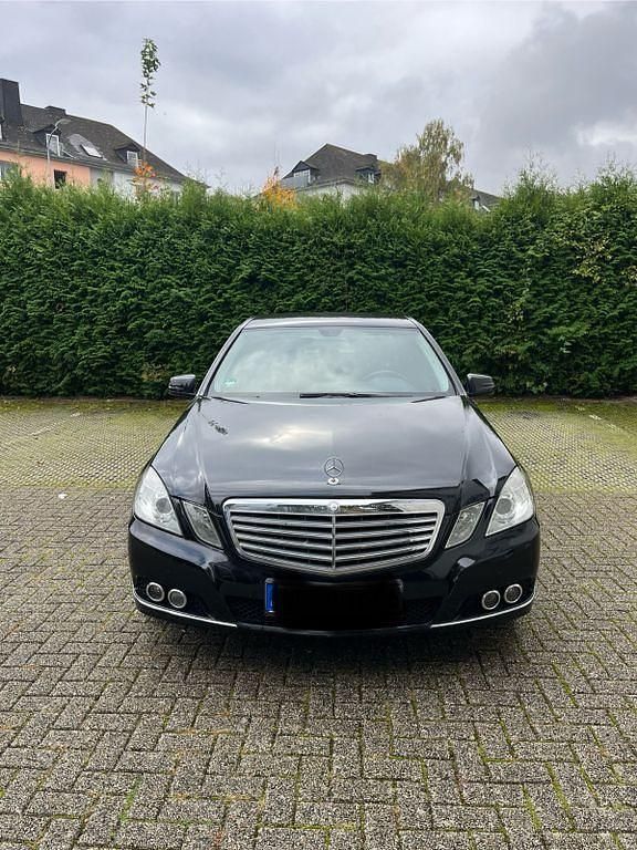 Gebraucht Mercedes E200 Elegance 184 PS (135 kW) 2009 Schwarz Limousine