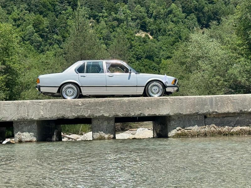 Second-hand BMW 730 183 CP (134 kW) 1977 Argintiu Berlinǎ