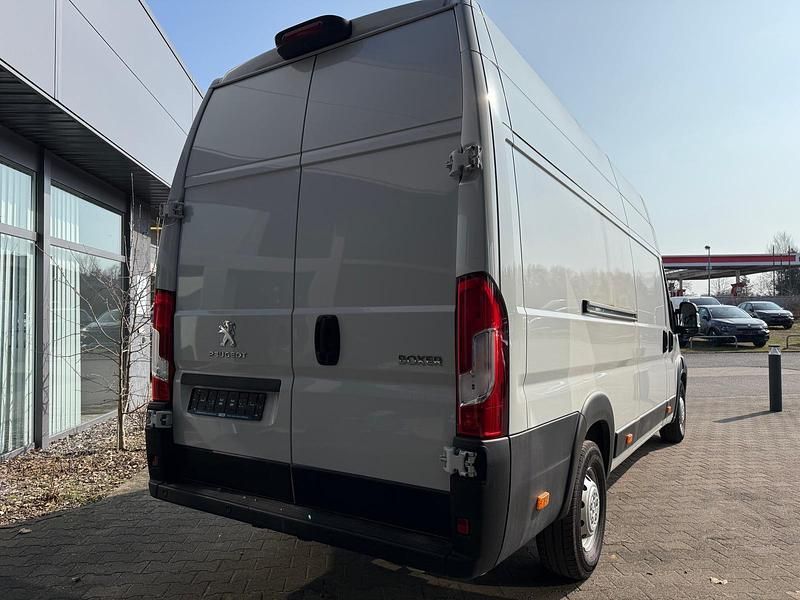 Gebraucht Peugeot Boxer 140 PS (102 kW) 2024 Lackierung weiss icy/deckende lackierung Van