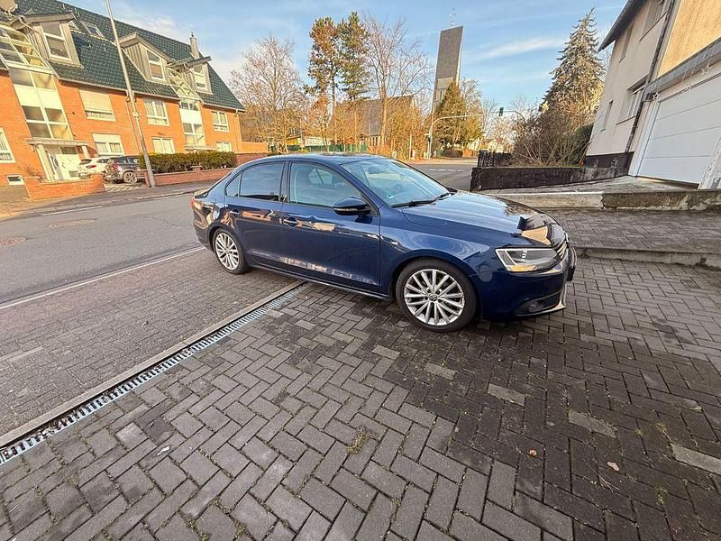 Blau Gebraucht 2012 VW Jetta Comfortline Limousine | 6.200 € (Etwas zu teuer) - Bild 1/4