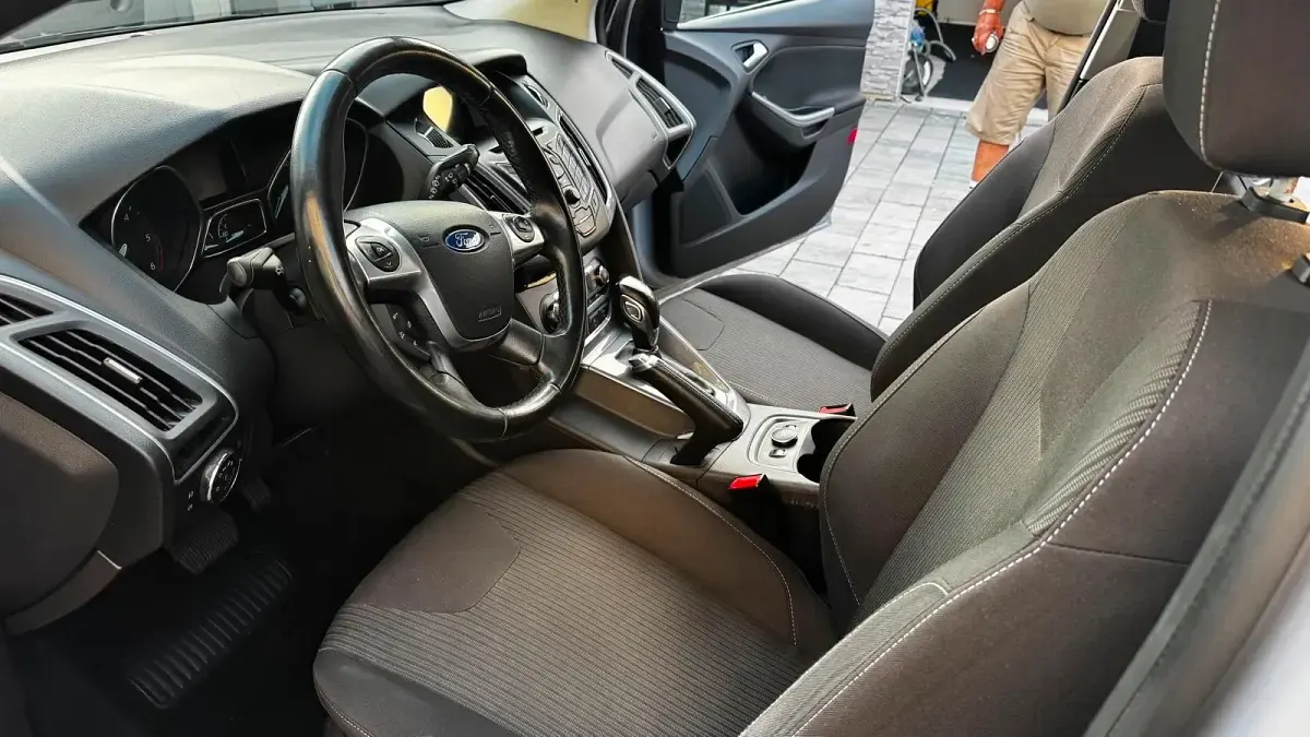 Gebraucht Ford Focus 95 PS (69 kW) 2014 Grau Kombi
