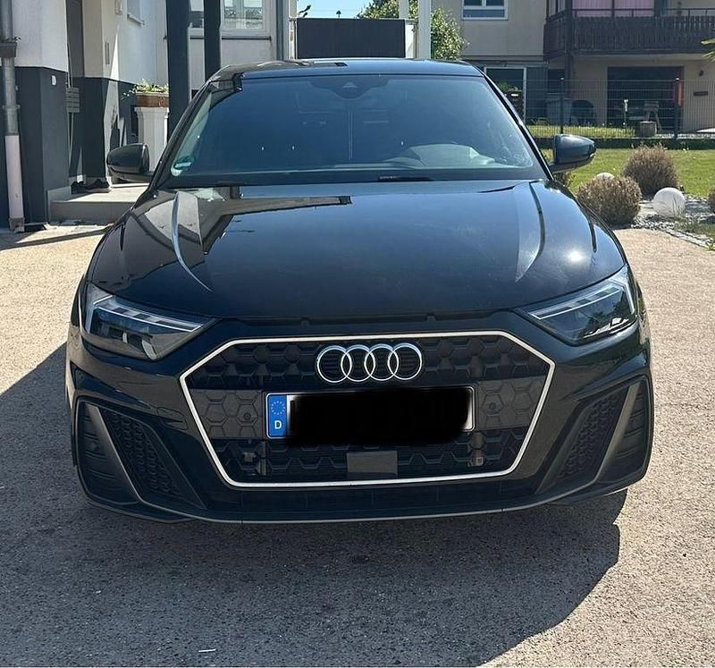 Schwarz Gebraucht 2023 Audi A1 Sportback Ambiente Kleinwagen | 22.800 € (Fairer Preis) - Bild 1/4