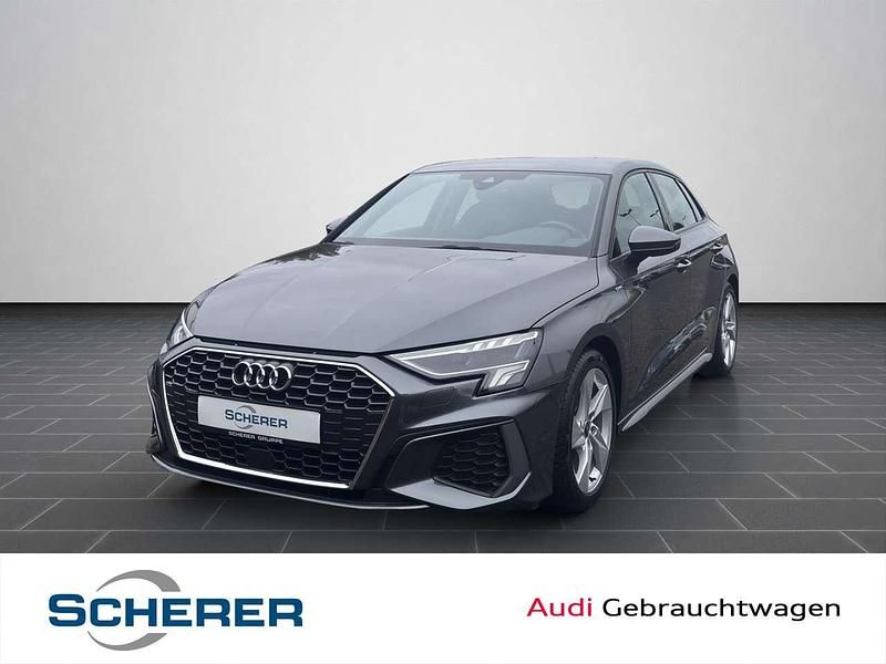 Grau (metallic) Gebraucht 2023 Audi A3 Ambiente Limousine | 28.480 € (Fairer Preis) - Bild 1/4
