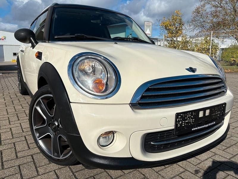 Weiß Gebraucht 2011 Mini Cooper Clubman Kombi | 3.999 € (Fairer Preis) - Bild 1/4