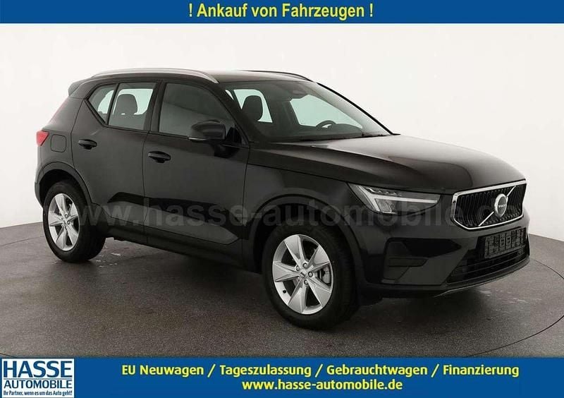 Onyx black metallic Neu 2025 Volvo XC40 Core SUV | 38.995 € (Superpreis) - Bild 1/4