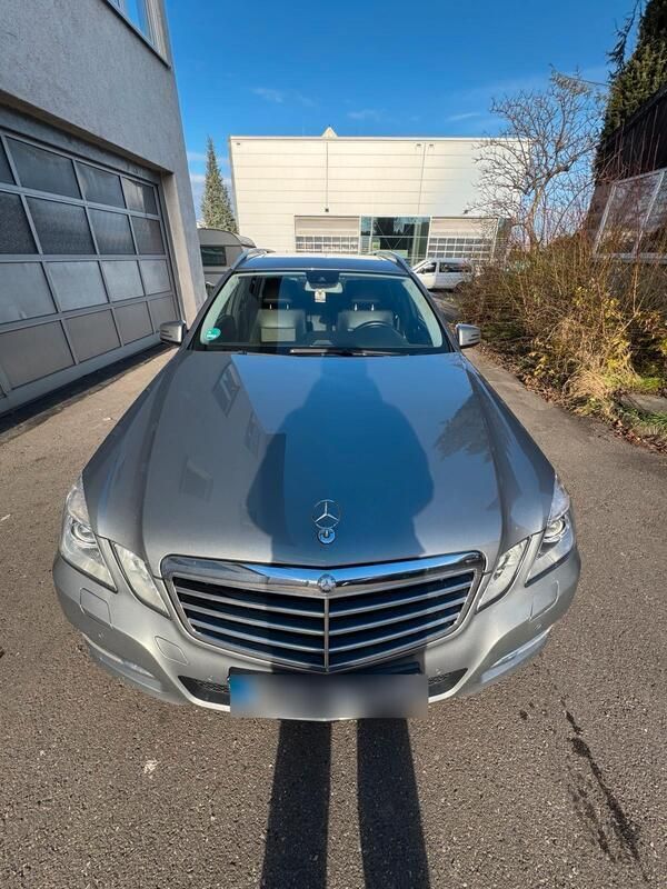 Blau Gebraucht 2011 Mercedes E250 Kombi | 12.800 € (Fairer Preis) - Bild 1/4