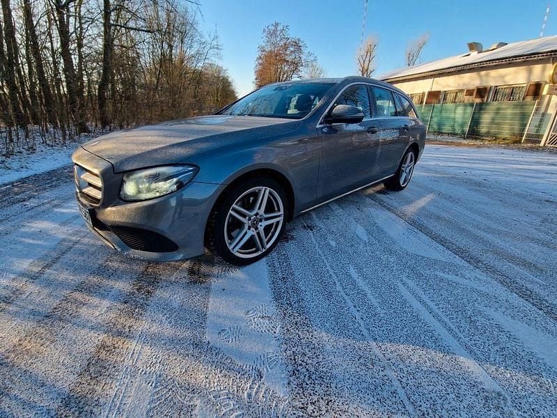 Grau Gebraucht 2018 Mercedes E220 Kombi | 19.000 € (Superpreis) - Bild 1/4