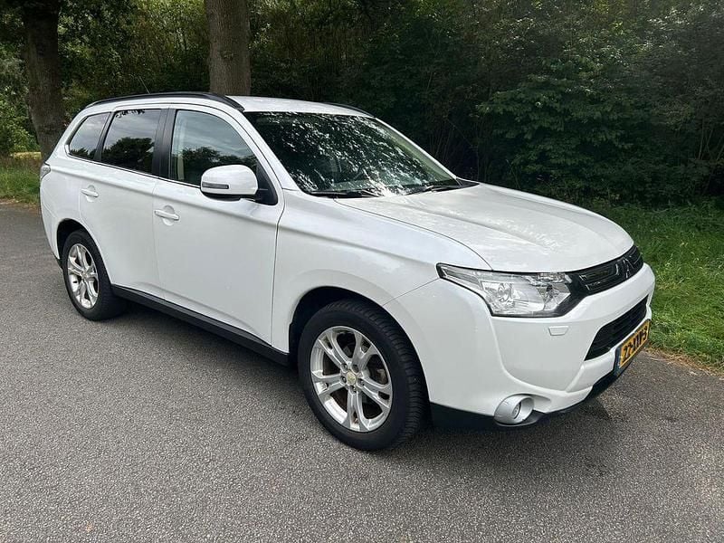 Weiß Gebraucht 2012 Mitsubishi Outlander Intense+ SUV | 4.950 € (Guter Preis) - Bild 1/4
