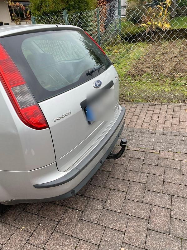 Grau Gebraucht 2007 Ford Focus Kombi | 1.000 € (Guter Preis) - Bild 1/4