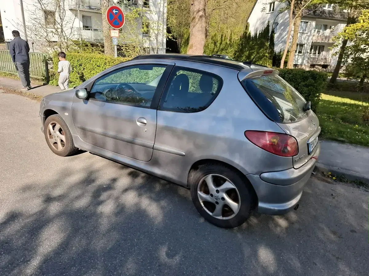 Gebraucht Peugeot 206 Tendance 109 PS (80 kW) 2004 Grau Limousine
