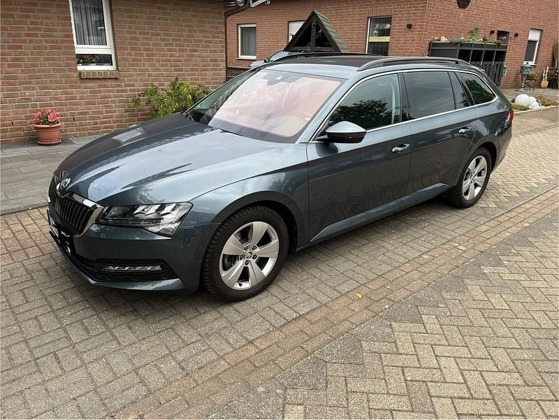 Grau Gebraucht 2020 Skoda Superb Kombi | 20.800 € (Superpreis) - Bild 1/4