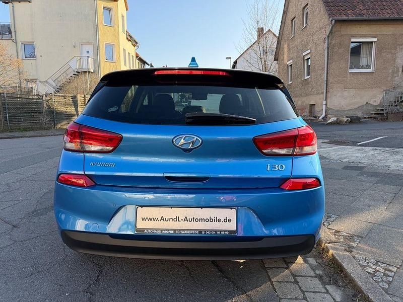 Gebraucht Hyundai i30 Style 120 PS (88 kW) 2017 Blau Limousine