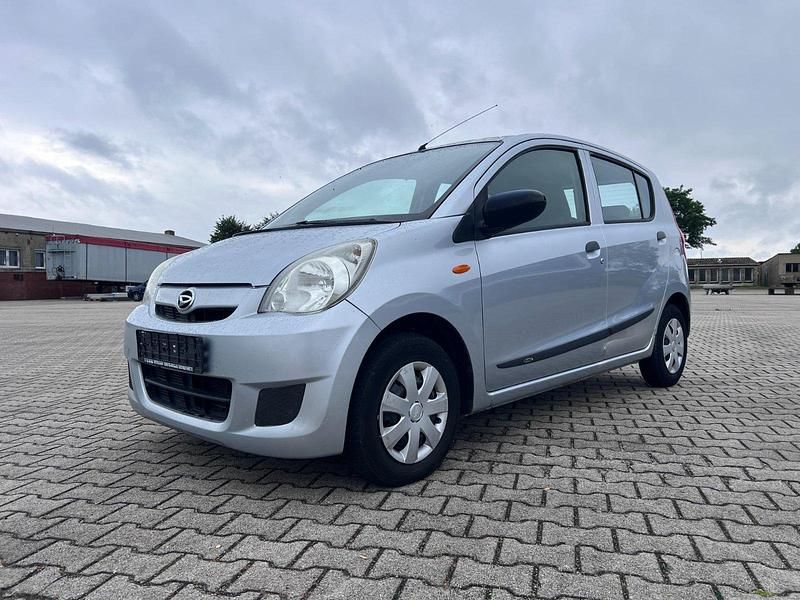 Silber Gebraucht 2009 Daihatsu Cuore Kleinwagen | 1.299 € (Fairer Preis) - Bild 1/4