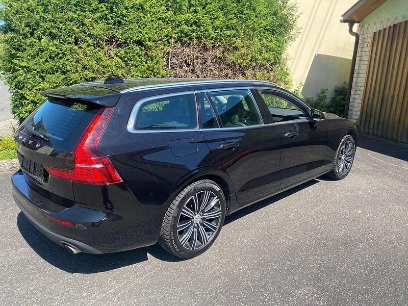Gebraucht Volvo V60 Momentum 150 PS (110 kW) 2020 Schwarz Kombi