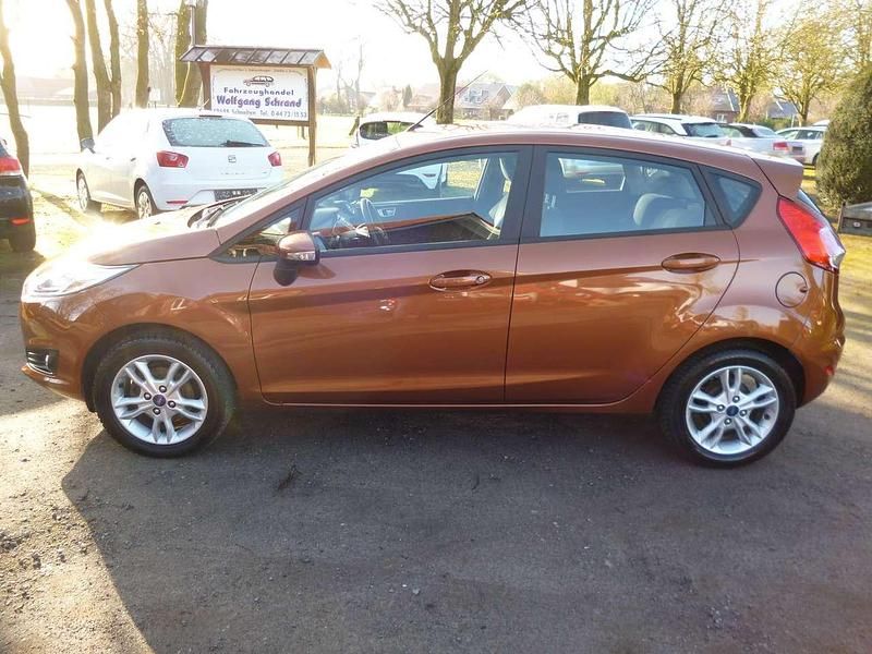 Gebraucht Ford Fiesta Celebration 80 PS (58 kW) 2017 Torinobraun metallic Kleinwagen