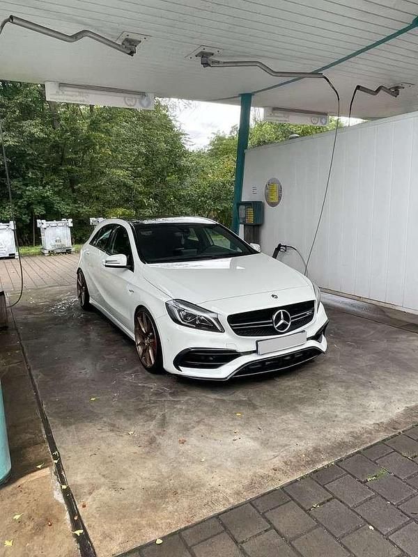 Weiß Gebraucht 2017 Mercedes A45 AMG AMG Limousine | 30.950 € (Fairer Preis) - Bild 1/4