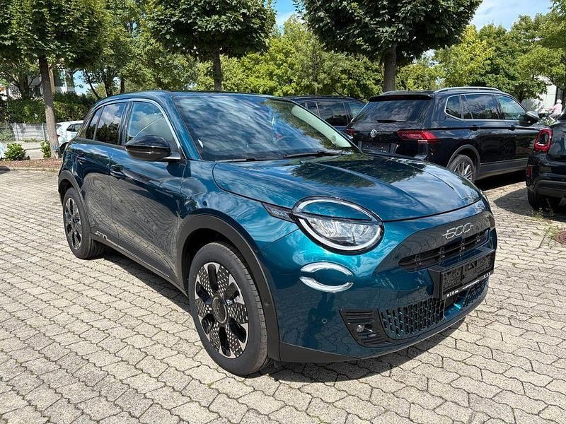 Neu Fiat 600E La Prima 114 kW (156 PS) 2025 Grün Limousine