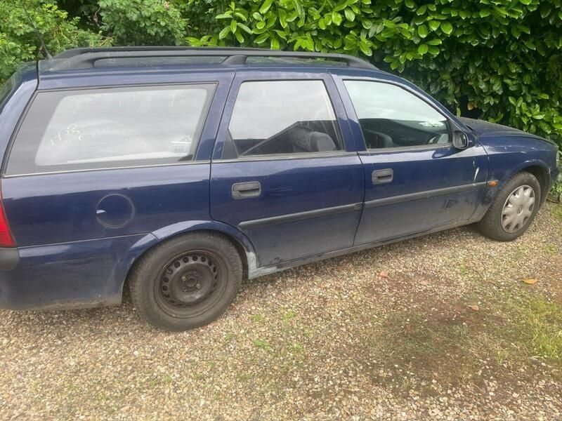 Blau Gebraucht 1997 Opel Vectra Kombi | 300 € - Bild 1/4