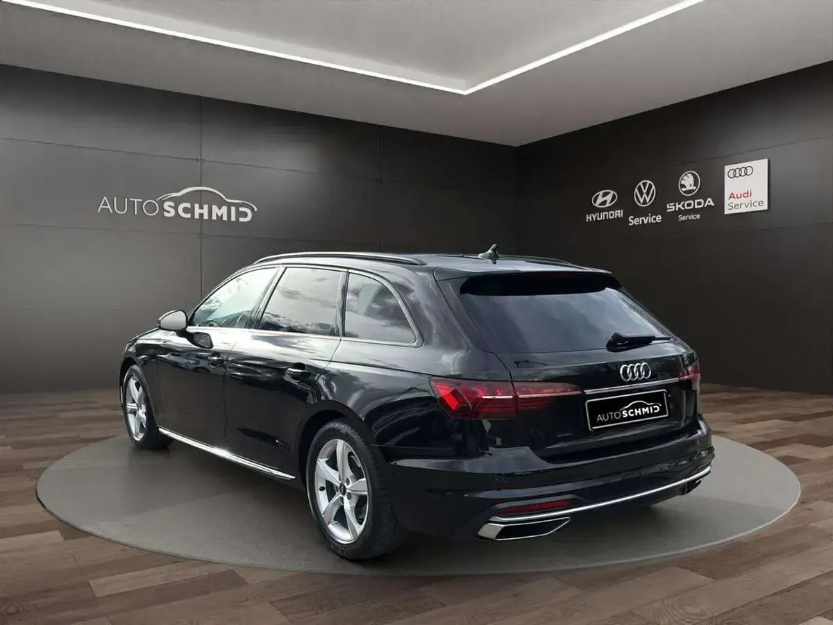 Gebraucht Audi A4 Advanced 163 PS (119 kW) 2023 Mythosschwarz metallic Kombi