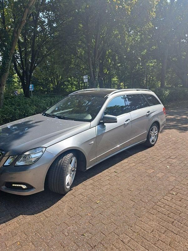 Grau Gebraucht 2010 Mercedes E350 Avantgarde Kombi | 8.600 € (Guter Preis) - Bild 1/4