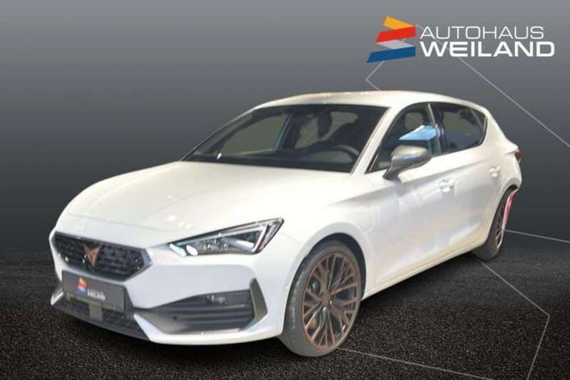 Nevada weiß metallic Gebraucht 2024 Cupra Leon VZ Limousine | 40.200 € (Fairer Preis) - Bild 1/4