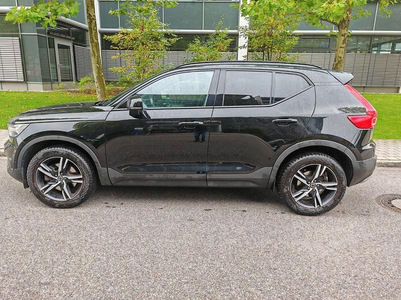 Schwarz Gebraucht 2018 Volvo XC40 R-Design SUV | 23.490 € (Fairer Preis) - Bild 1/4