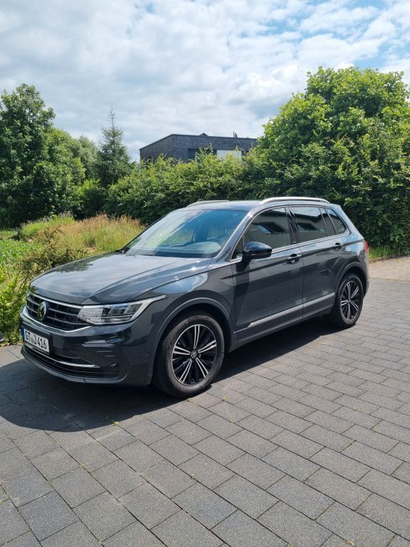 Grau Gebraucht 2022 VW Tiguan Active SUV | 29.750 € (Guter Preis) - Bild 1/4