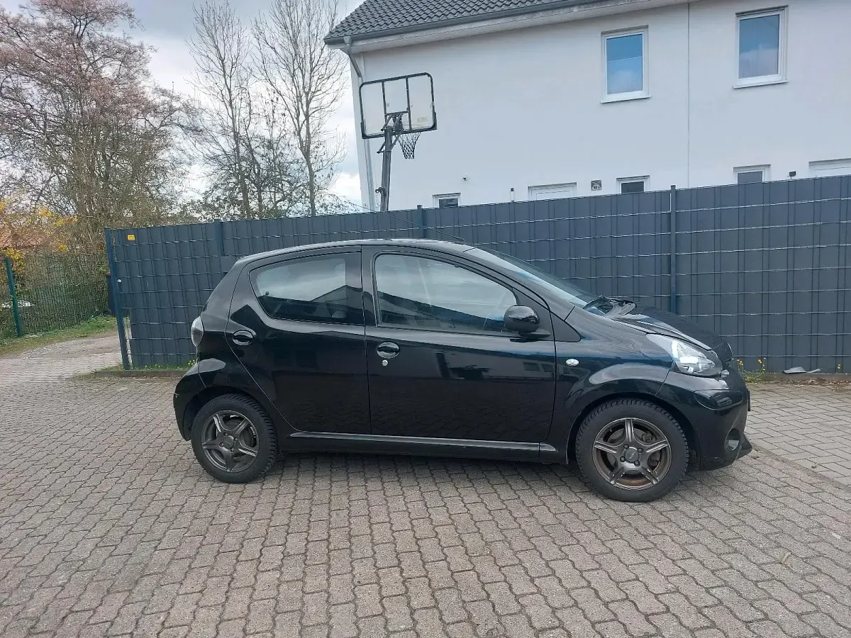 Gebraucht Toyota Aygo 68 PS (50 kW) 2013 Schwarz Kleinwagen