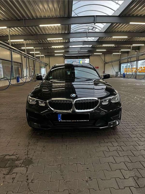 Schwarz Gebraucht 2019 BMW 320 Efficient Dynamics Kombi | 16.000 € - Bild 1/4