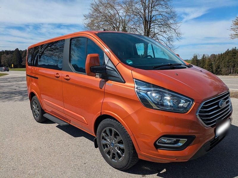 Gebraucht Ford Tourneo Titanium 150 PS (110 kW) 2023 Orange Van / Kleinbus