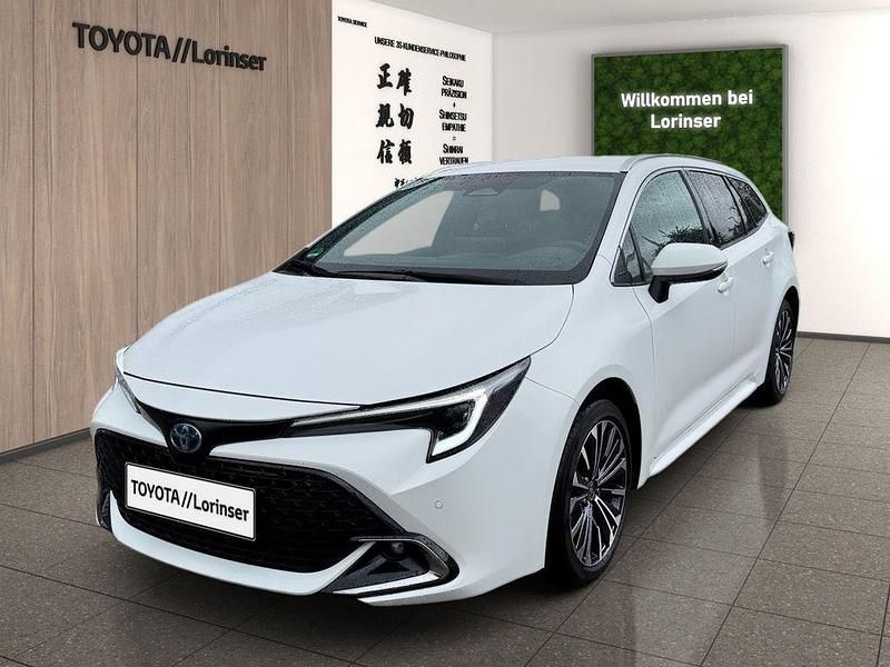 Weiß Gebraucht 2023 Toyota Corolla Team Kombi | 25.490 € (Guter Preis) - Bild 1/4