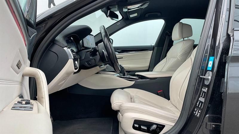 Gebraucht BMW M550 Efficient Dynamics 530 PS (389 kW) 2023 Sophistograu brillanteffekt Limousine