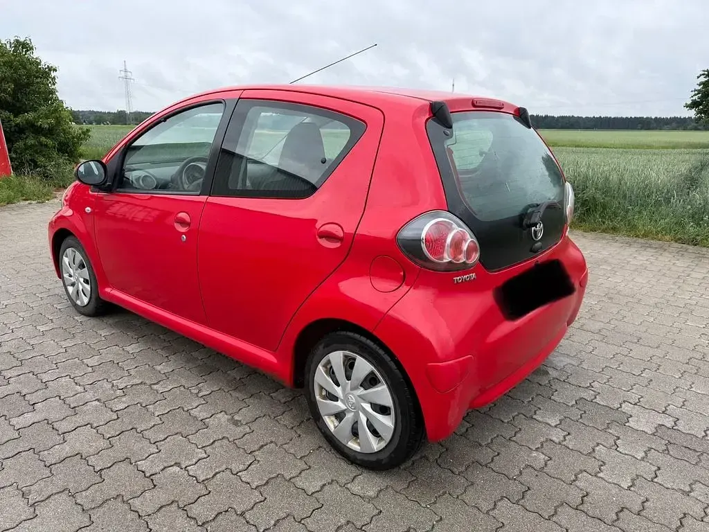 Gebraucht Toyota Aygo 68 PS (50 kW) 2013 Rot Kleinwagen