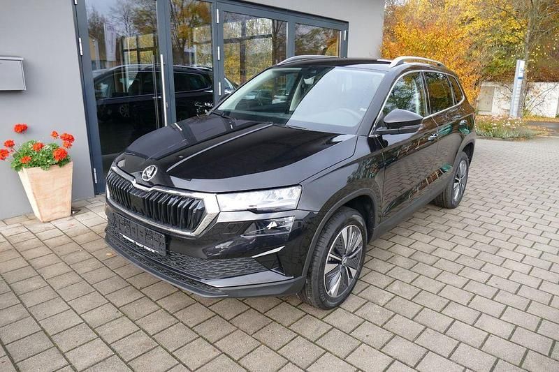 Schwarz Neu 2025 Skoda Karoq Selection SUV | 31.990 € (Guter Preis) - Bild 1/4
